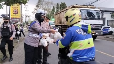 Puasa Hari Pertama, Polres Sumedang Bagi-Bagi Takjil