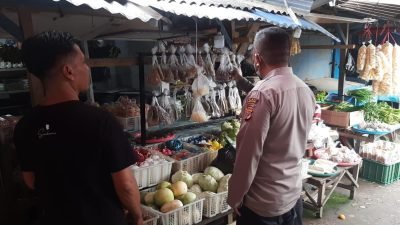 Pastikan Bahan Pokok Terpenuhi Selama Ramadhan, Bhabinkamtibmas Polsek Paseh Lakukan Monitoring ke Pasar