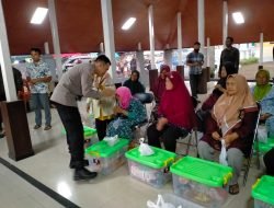 Polres Sumedang Bagikan 200 Paket Sembako Kepada Masyarakat Kurang Mampu