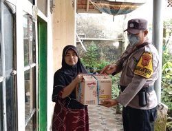 Bantu Ketahanan Pangan, Kapolsek Tanjungkerta Polres Sumedang Salurkan Bansos Sembako