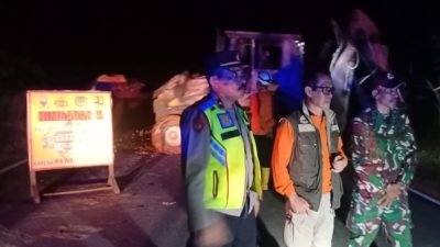 Akses Jalan Lingkar Timur Jatigede di Dua Titik Tertutup Longsor, Polsek Jatigede Bersama BPBD Lakukan Evakuasi