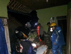 Curah Hujan Tinggi Sebabkan Tembok Sebuah Rumah Roboh, Polsek Wado Bersama BPBD Sumedang Lakukan Evakuasi
