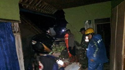 Curah Hujan Tinggi Sebabkan Tembok Sebuah Rumah Roboh, Polsek Wado Bersama BPBD Sumedang Lakukan Evakuasi