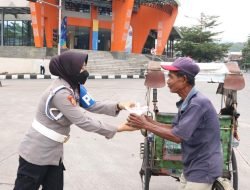 Ramadhan Berbagi, Polwan Polres Sumedang Bagikan Takjil Gratis