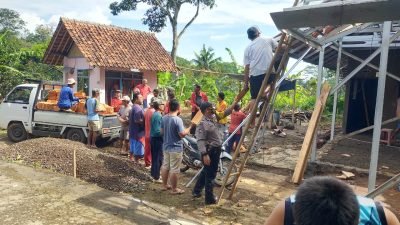 Bhabikamtibmas Polsek Situraja Gotong Royong Dengan Warga Bangun Posyandu