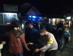 Menggunakan Kendaraan Dinas, Anggota Polsek Paseh Bantu Antar Warga Yang Sakit Ke RSUD Sumedang