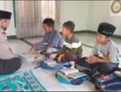 Bentuk Generasi Muda Cinta Al-Quran, Bhabinkamtibmas Polsek Tanjungkerta Ajari Anak-Anak Membaca Al-Quran