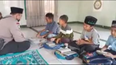 Bentuk Generasi Muda Cinta Al-Quran, Bhabinkamtibmas Polsek Tanjungkerta Ajari Anak-Anak Membaca Al-Quran