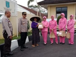 Ramadan Berbagi, Polsek Cisarua Dan Bhayangkari Bagikan Takjil Gratis Kepada Masyarakat