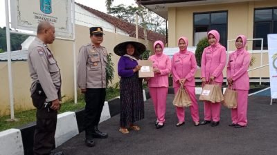 Ramadan Berbagi, Polsek Cisarua Dan Bhayangkari Bagikan Takjil Gratis Kepada Masyarakat