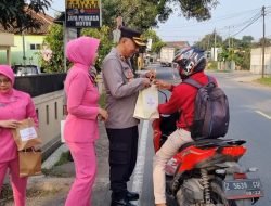 Polsek Cimalaka Beserta Bhayangkari Turun Ke Jalan Bagikan Takjil Gratis
