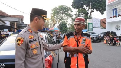 Kapolres Sumedang Turun Ke Jalan Bagi-bagi Takjil Gratis Kepada Masyarakat