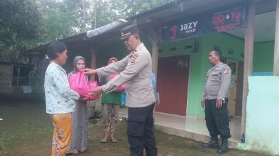 Bantu Ringankan Beban Masyarakat, Kapolsek Tanjungmedar Berikan Bantuan Sembako