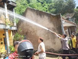 Bersama Warga, Bhabinkamtibmas Polsek Sumedang Selatan Bantu Padamkan Kebakaran Sebuah Rumah