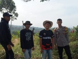 Bhabinkamtibmas Polsek Sukasari Kerja bakti Bersama Warga Bersihkan Makam Di Desa Nanggerang