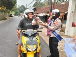 Sambil Bagikan Takjil Gratis, Sat Lantas Polres Sumedang Kampanyekan Keselamatan Berlalu Lintas