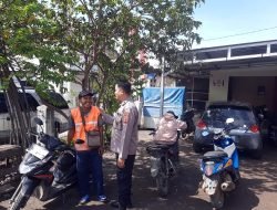 Antisipasi Curanmor, Bhabinkamtibmas Polsek Ujungjaya Berikan Himbauan Kepada Juru Parkir