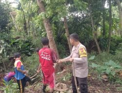 Peduli Lingkungan, Bhabinkamtibmas Polsek Situraja Bantu Warga Bersihkan Saluran Air