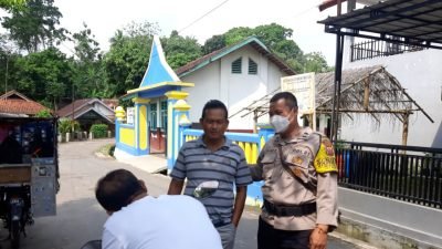 Perkuat Silaturahmi, Bhabinkamtinmas Polsek Paseh Sambangi Warga Desa Citepok