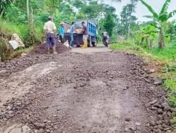Bupati Apresiasi Inisiatif Warga Perbaiki Jalan Rusak