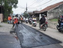URC Perbaikan Jalan Dinas PUTR Sisir Jalan Rusak di Sumedang Kota