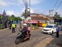 Antisipasi Kemacetan Mudik Lokal Dan Wisata Petugas Pos Pam Situraja Lakukan Pengaturan Lalin