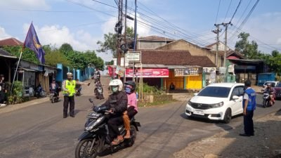 Antisipasi Kemacetan Mudik Lokal Dan Wisata Petugas Pos Pam Situraja Lakukan Pengaturan Lalin