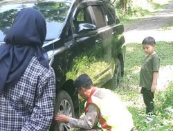 Aksi Sigap Kapolsek Darmaraja, Membantu Pengunjung Wisata Yang Mengalami Pecah Ban