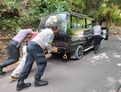 Salut, Anggota Polres Sumedang Bantu Dorong Kendaraan Yang Mogok