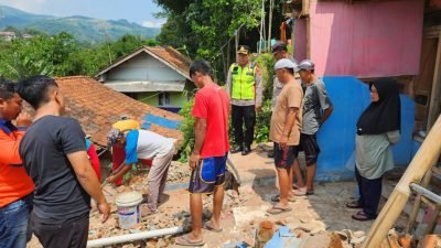 Pondasi Sebuah Rumah Amblas, Kapolsek Sumedang Selatan Lakukan Evakuasi