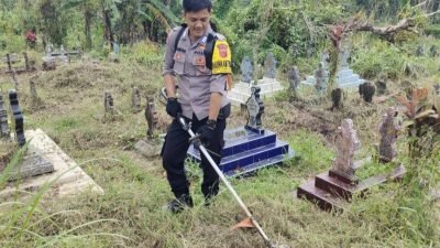 Jelang Idul Fitri 1444 H, Bhabinkamtibmas Polsek Conggeang Bergotong Royong Membersihkan Makam