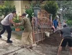 Jalin Kebersamaan, Bhabinkamtibmas Polsek Tanjungkerta Bantu Warga Perbaiki Rumah