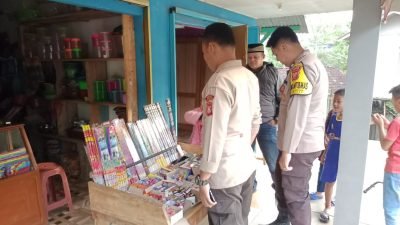 Personil Polsek Cibugel Beri Himbauan Ke Pedagang Kembang Api Untuk Tidak Menjual Petasan