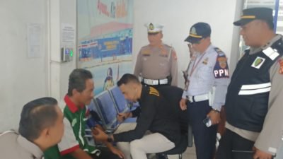 Ciptakan Mudik Aman, Polres Sumedang bersama BNN Sumedang Lakukan Tes Urine Kepada Sopir Bus