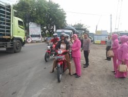 Kapolsek Tomo Beserta Bhayangkari Turun Ke Jalan Bagikan Takjil Gratis Kepada Pengguna Jalan