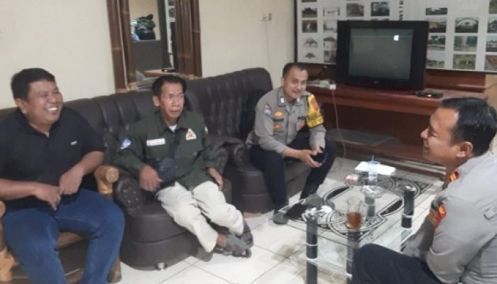 Kapolsek Sukasari Sambangi Kantor Sekretariat Bumi perkemahan Kiara Payung