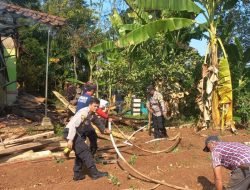 Kapolsek Cisarua Polres Sumedang dan Anggota Bantu Padamkan Kebakaran Rumah di Desa Bantarmara