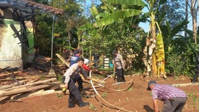 Kapolsek Cisarua Polres Sumedang dan Anggota Bantu Padamkan Kebakaran Rumah di Desa Bantarmara