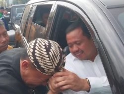 Di Momen Perpisahan, Sekda Pegang Erat Tangan Bupati