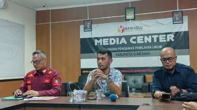 Bawaslu dan SatPol PP Sumedang Segera Tertibkan Alat Peraga Sosialisasi Parpol Yang Melanggar