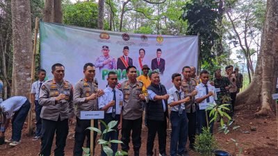 Aksi Nyata Polri Dalam Pelestarian Alam, Kapolda Jabar Pimpin Penanaman Pohon Di Tahura Gunung Palasari Sumedang