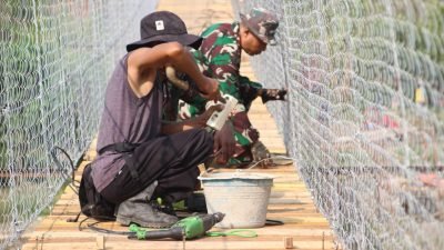 Kodim 0610 Sumedang dan Vertical Rescue Indonesia Bangun Jembatan Gantung di Surian