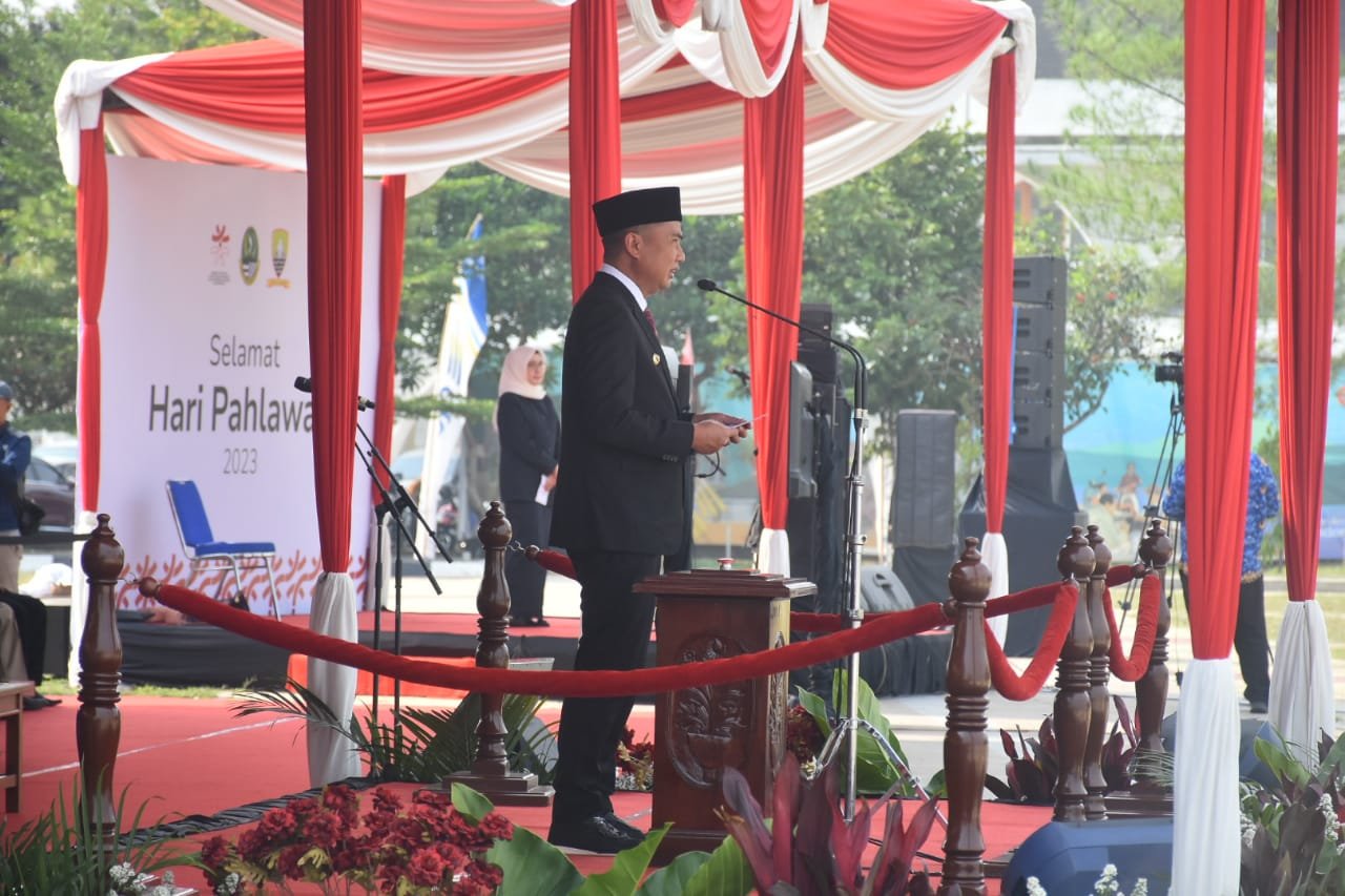 Penjabat Gubernur Provinsi Jawa Barat Bey Machmudin menjadi Inspektur Upacara