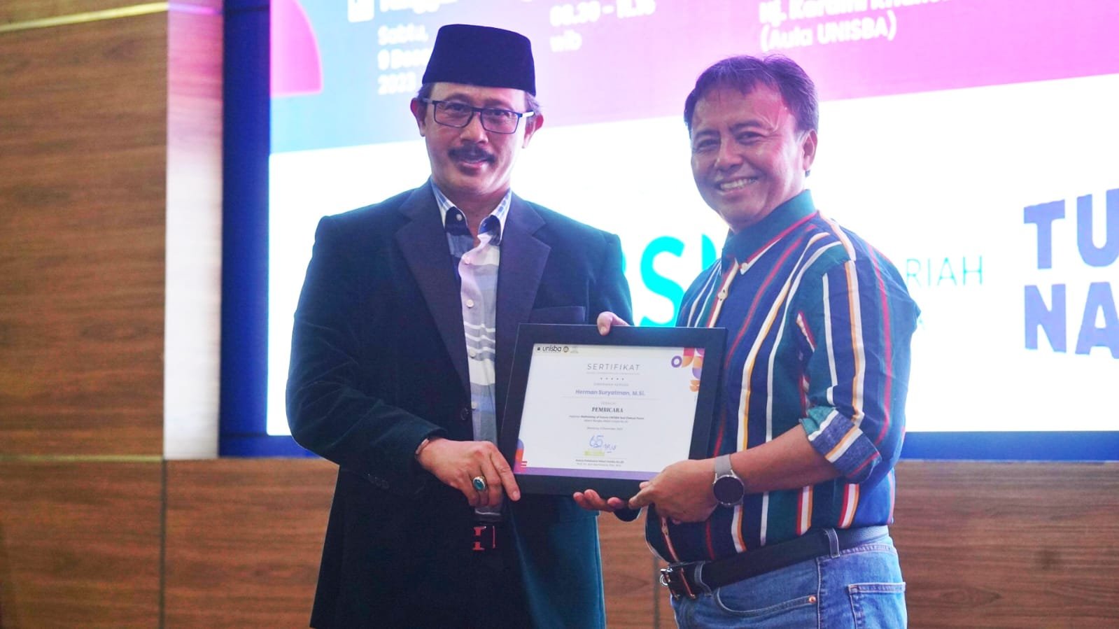 FGD di di Aula Kampus Unisba, Bandung, Sabtu (9/12).