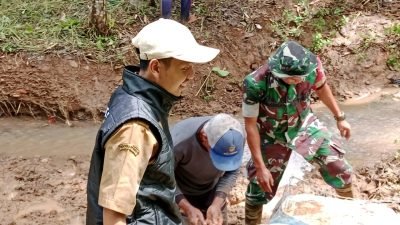 Babinsa Koramil 1002/Cimalaka Bantu Warga Perbaikan Tanggul