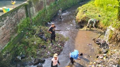 Membabat Rumput dan Membersihkan Sungai Galudra: Upaya Bersama Tanggap Bencana di Sumedang