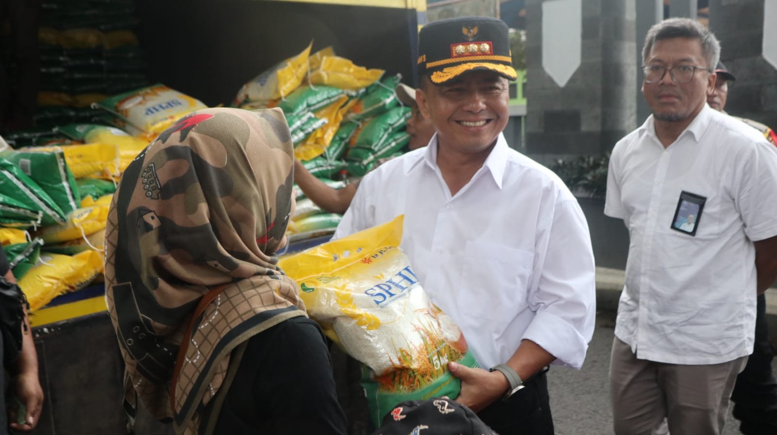 Penjabat (Pj.) Bupati Sumedang, Herman Suryatman, melakukan peninjauan terhadap operasi pasar murah yang diadakan di Alun-alun Kecamatan Situraja, pada hari Rabu (21/2/2024)