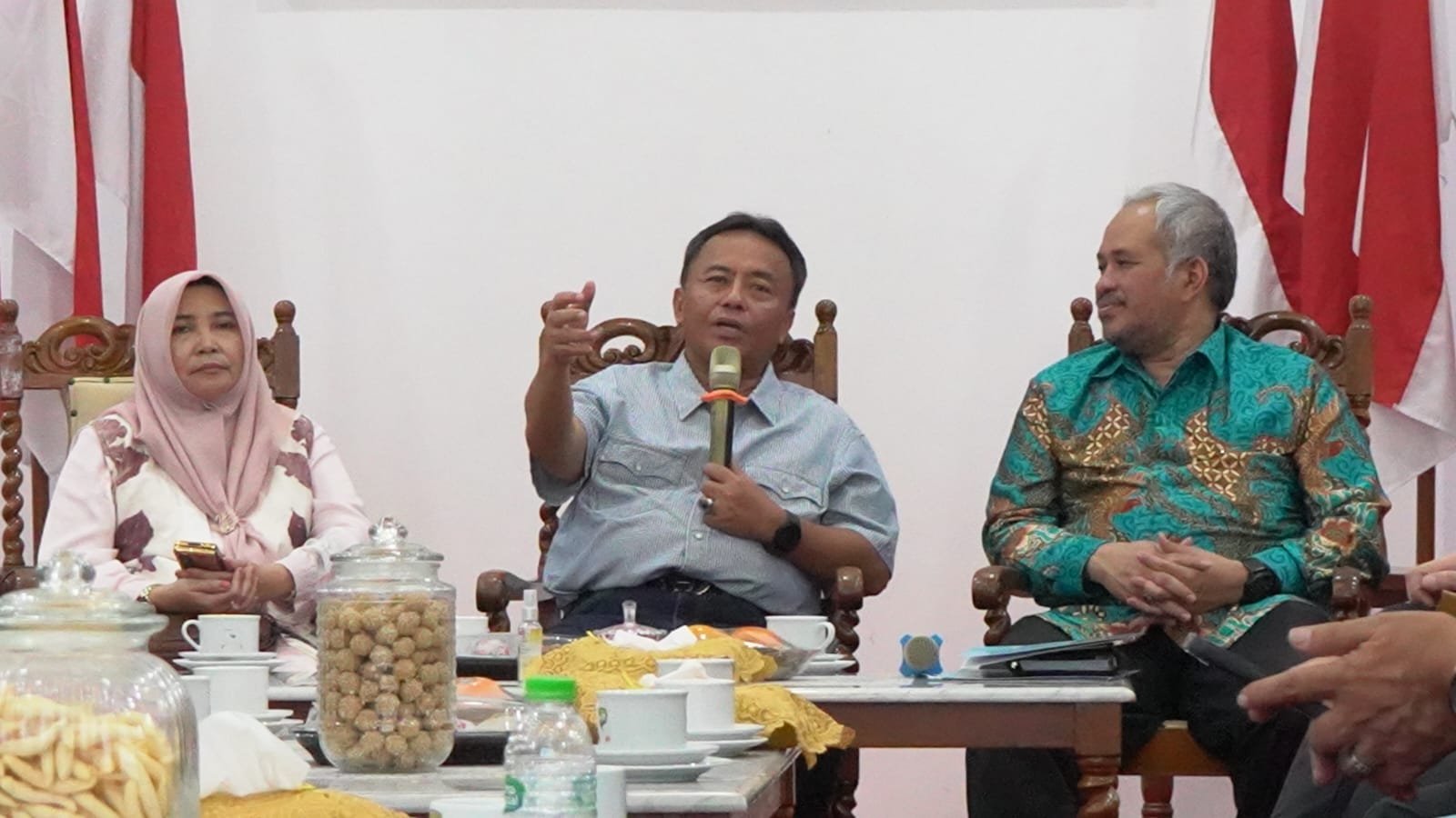 Penjabat Bupati Sumedang, Herman Suryatman, dengan hangat menyambut tim pemeriksa BPK.