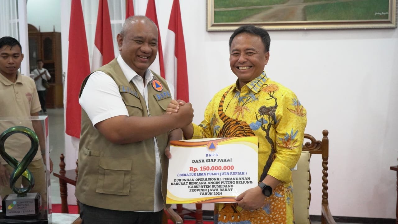 Hanif Andi Nugraha menyerahkan dokumen terkait gempa dan penamaan sesar Sumedang yang terjadi pada awal tahun 2024 lalu