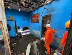 BPBD Sumedang Menyalurkan Bantuan kepada Korban Kebakaran di Cipacing Jatinangor